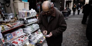 συντάξεις / ένας συνταξιούχος περπατά στη Θεσσαλονίκη