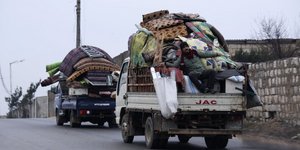 Αυτοκίνητα έξω από πόλη στην επαρχία Ιντλίμπ της Συρίας
