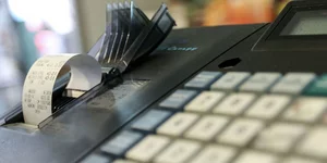 Απόδειξη λιανικής πώλησης βγαίνει από ταμειακή μηχανή