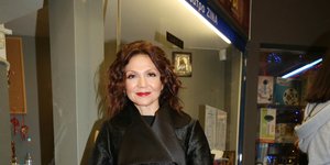 H Ταμίλα Κουλίεβα με μαύρη κοντή φούστα