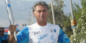 Ο Τάσος Μπουντούρης με την ολυμπιακή φλόγα