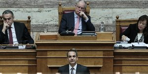 Ο Κώστας Τασούλας και ο Κυριάκος Μητσοτάκης στη Βουλή