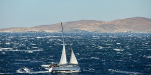 Ισχυροί άνεμοι στο Αιγαίο φέρνουν πτώση της θερμοκρασίας και έντονο κρύο