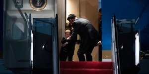 Ο γιος της Ιβάνκα Τραμπ προσπαθεί να ξεφύγει από τον πράκτορα των μυστικών υπηρεσιών