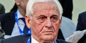 Ο επιχειρηματίας Θεόδωρος Νιτσιάκος με γραβάτα και κοστούμι