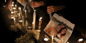 Πολίτες του Ιράν ανάβουν κεριά στη μνήμη των θυμάτων του Boeing στην Τεχεράνη