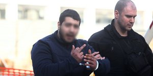 Δολοφονία Τοπαλούδη: Προκλητικός ο ένας εκ των δύο κατηγορούμενων, υψώνει το μεσαίο δάκτυλο 