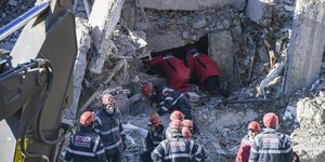 Τουρκικά συνεργία αναζητούν επιζώντες