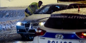 Τροχονόμος στην Εθνική δίνει κατευθύνσεις σε οδηγούς