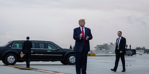 Ο Ντόναλντ Τραμπ μπροστά από λιμουζίνα και άνδρες της ασφάλειάς του