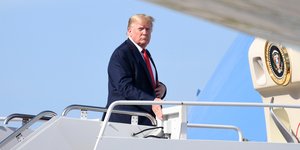 Ο Ντόναλντ Τραμπ επιβιβάζεται στο Airforce One