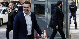 Ο Τσίπρας προσέρχεται στα γραφεία του ΣΥΡΙΖΑ