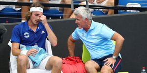 Ο Στέφανος Τσιτσιπάς παίρνει οδηγίες από τον πατέρα του σε τάιμ άουτ