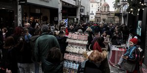 Κόσμος στην Ερμού κατά τη διάρκεια των εορτών