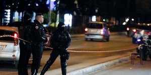 Αστυνομικοί έξω από τόπο εγκλήματος στη Βάρη