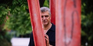 Ο Βλαδίμηρος Κυριακίδης με κόκκινο φόντο
