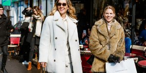 γυναίκες με παλτό και γυαλιά περπατούν στο δρόμο