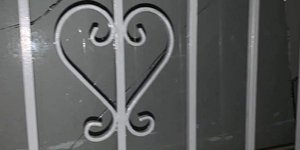 Σπασμένη τζαμαρία πίσω από κάγκελα