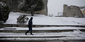 Ανδρας περπατά στο χιόνι