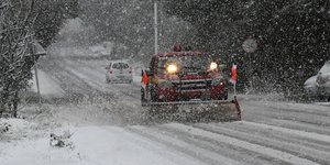Εκχιονιστικό μηχάνημα καθαρίζει δρόμο
