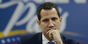 Ο ηγέτης της αντιπολίτευσης Χουάν Γκουαϊδό σκεπτικός με το χέρι στο πηγούνι