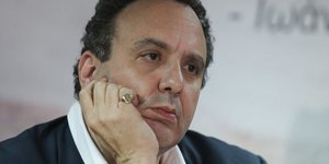 Ο συγγραφέας Χρήστος Χωμενίδης με το χέρι στο πρόσωπο