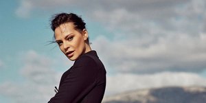 H Υβόννη Μπόσνιακ με μαύρη ολόσωμη φόρμα της συλλογής της 