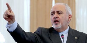 Ο Μοχάμαντ Τζαβάντ Ζαρίφ μιλά και δείχνει με το δάχτυλο