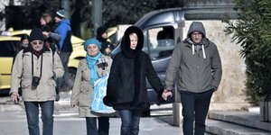 Ζευγάρι περπατάει χέρι χέρι στο κρύο