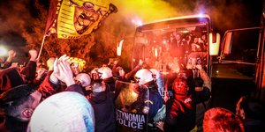 Οπαδοί της ΑΕΚ υποδέχονται το πούλμαν της ομάδας μπάσκετ