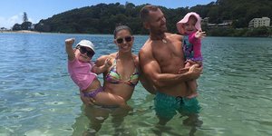 O Ρόουαν Μπάξτερ με τη γυναίκα του και τα παιδιά τους