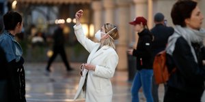 Κορωνοϊός Ιταλία γυναίκα μάσκα