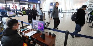 Έλεγχοι ταξιδιωτών για τον κορωνοϊό σε αεροδρόμιο της Κίνας