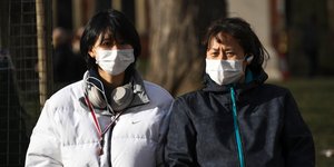 Κορωνοϊός γυναίκες φορούν μάσκες