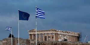 Οι σημαίες Ελλάδας και ΕΕ κυματίζουν μπροστά στην Ακρόπολη των Αθηνών