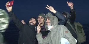 Πρόσφυγες περιμένουν χαμογελαστοί στη Σμύρνη να περάσουν στην Ελλάδα