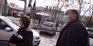 Ανδρας με μάσκα έξω από το ΑΧΕΠΑ