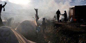 Πρόσφυγες έξω από τον καταυλισμό της Μόρια στη Λέσβο
