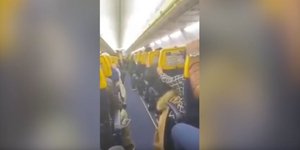 Oι επιβάτες έκλαιγαν και προσεύχονταν καθώς κλυδωνιζόταν το αεροσκάφος