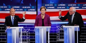 Μάικλ Μπλούμπεργκ, Ελίζαμπεθ Γουόρεν και Μπέρνι Σάντερς στο ντιμπέιτ των Δημοκρατικών διεκδικητών του προεδρικού χρίσματος