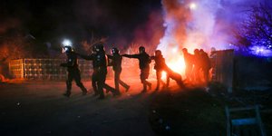 Αστυνομικοί διαλύουν πλήθος διαδηλωτών στην Νόβι Σανζάρι της Ουκρανίας