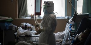 Περίθαλψη ασθενών με κορωνοϊό σε νοσοκομείο της Ουχάν στην Κίνα