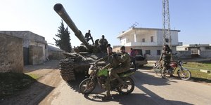 Δυνάμεις ανταρτών και Τούρκων στρατιωτών στη Συρία