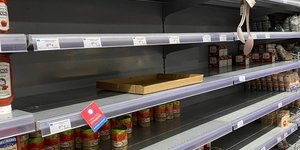 Αδεια ράφια σε σούπερ μάρκετ