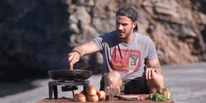Ο Άκης Πετρετζίκης μαγειρεύει στην ύπαιθρο για την νέα του εκπομπή