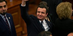 Ο Αλμπιν Κούρτι χαιρετάει