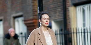 Η Αλέξα Τσανγκ με καμηλό παλτό και ρομαντικό φόρεμα