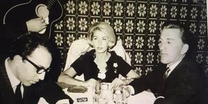 Ο Αλέξανδος Λυκουρέζος και ο Κερκ Ντάγκλας με τη σύζυγό του,