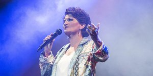 Η Άλκηστις Πρωτοψάλτη τραγουδά