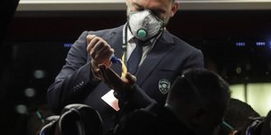 Άνδρας με μάσκα για προστασία από τον κορωνοϊό